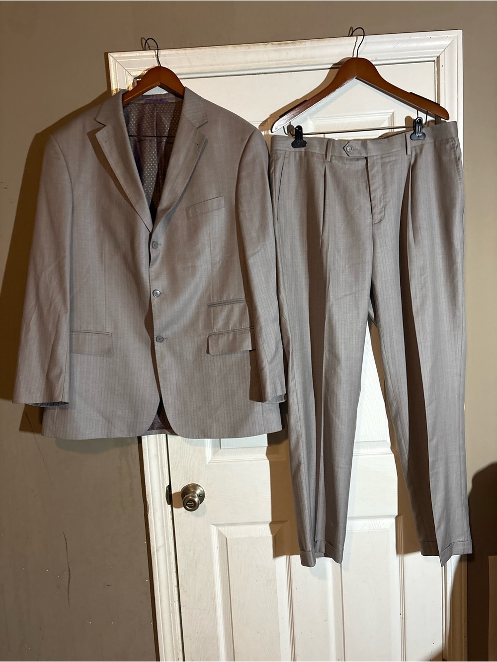 Men's Light Gray Two-Piece Suit - Classic Tailored Blazer & Trousers